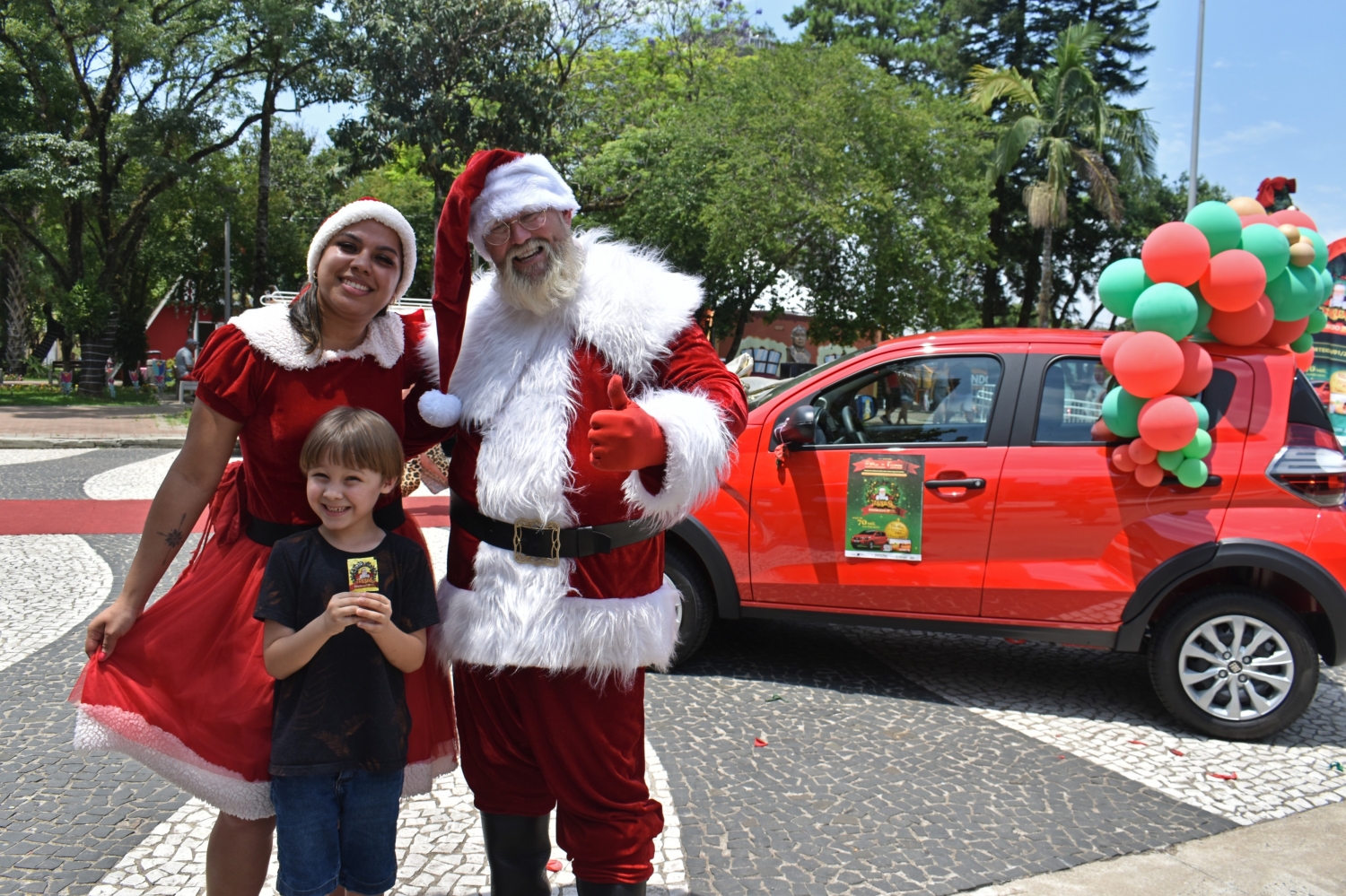 CDL-NH promove ação de divulgação da campanha Natal Premiado na Praça do Imigrante