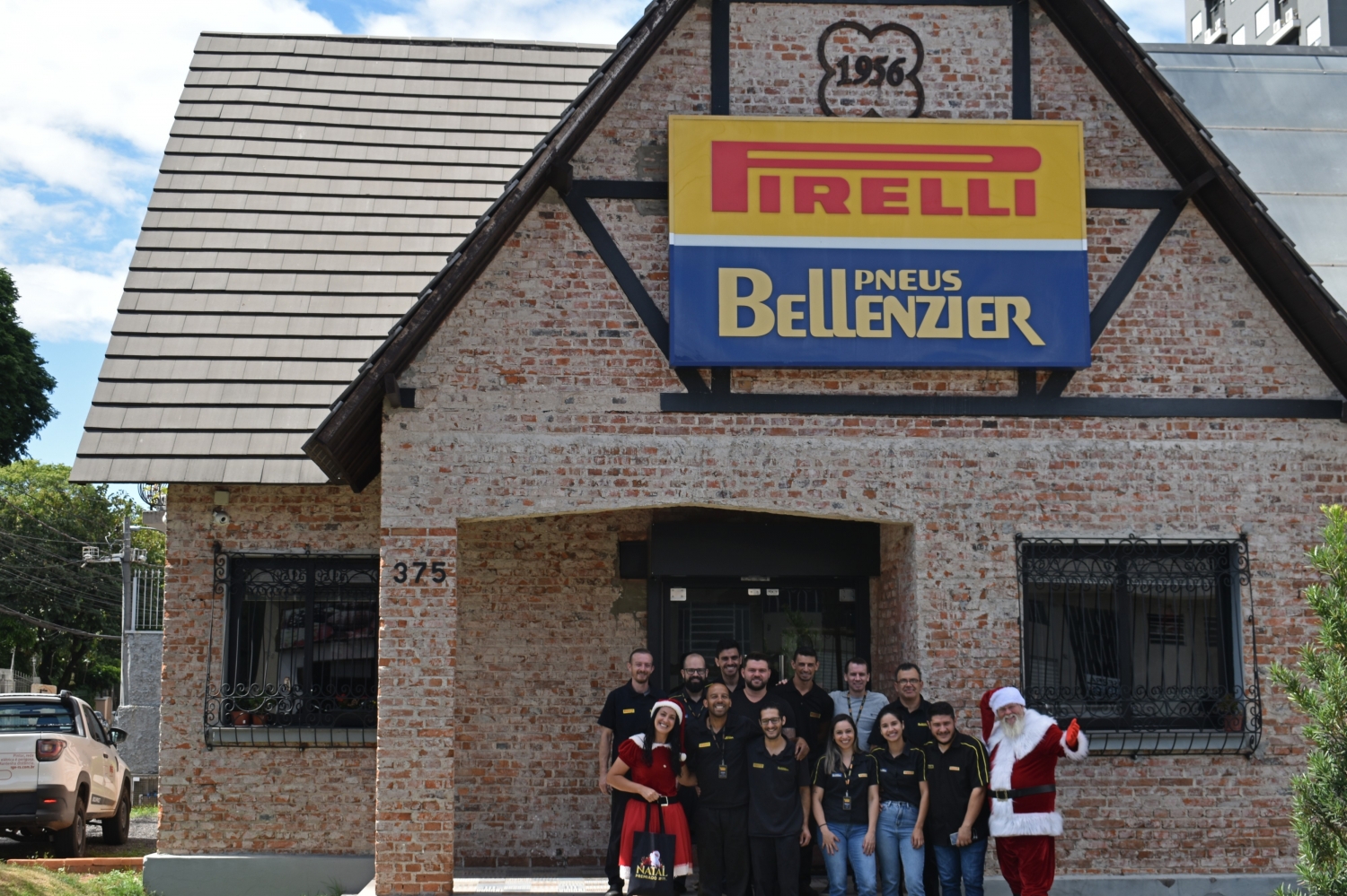 Casal Noel encerra as visitas no comércio