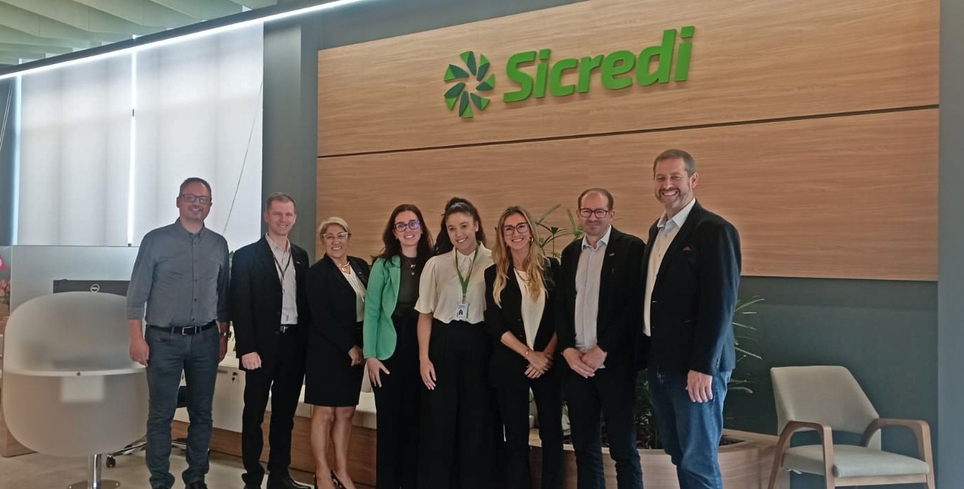 Representantes da CDL-NH visitam a sede da Sicredi