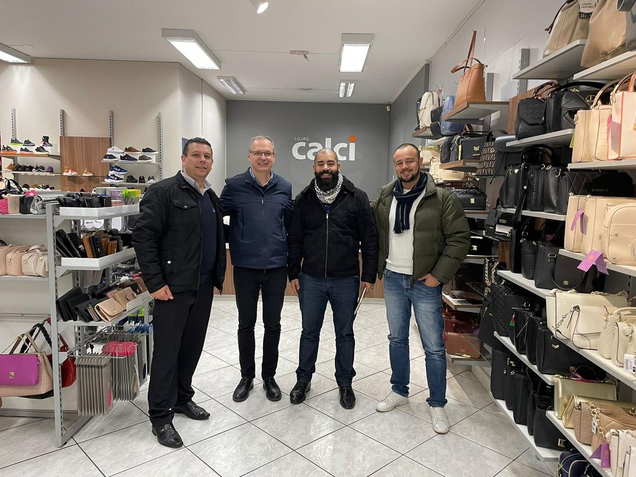 Colaboradores da CDL-NH recebem visita de gerente de contas do SPC Brasil