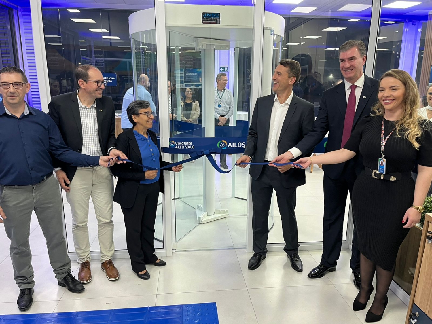 Representantes da CDL-NH participam de inauguração do Posto de Atendimento da Viacredi Alto Vale