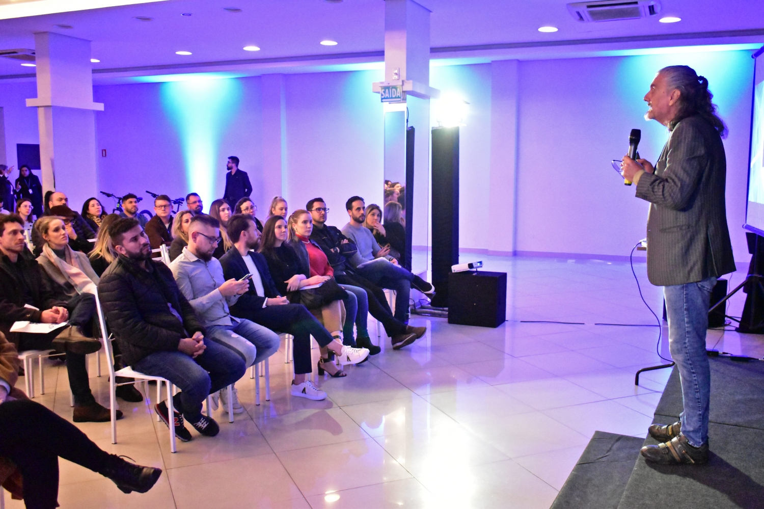 Hique Gomez realiza palestra promovida pela CDL Jovem