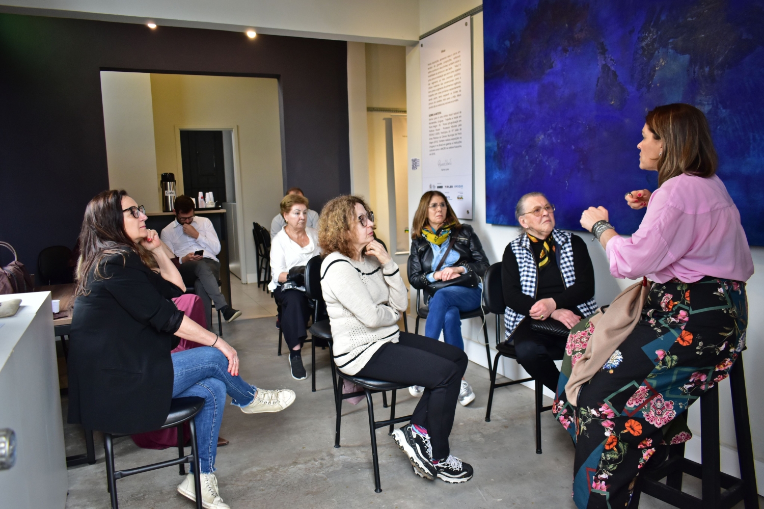Artista Karina Laino conversa com seus admiradores