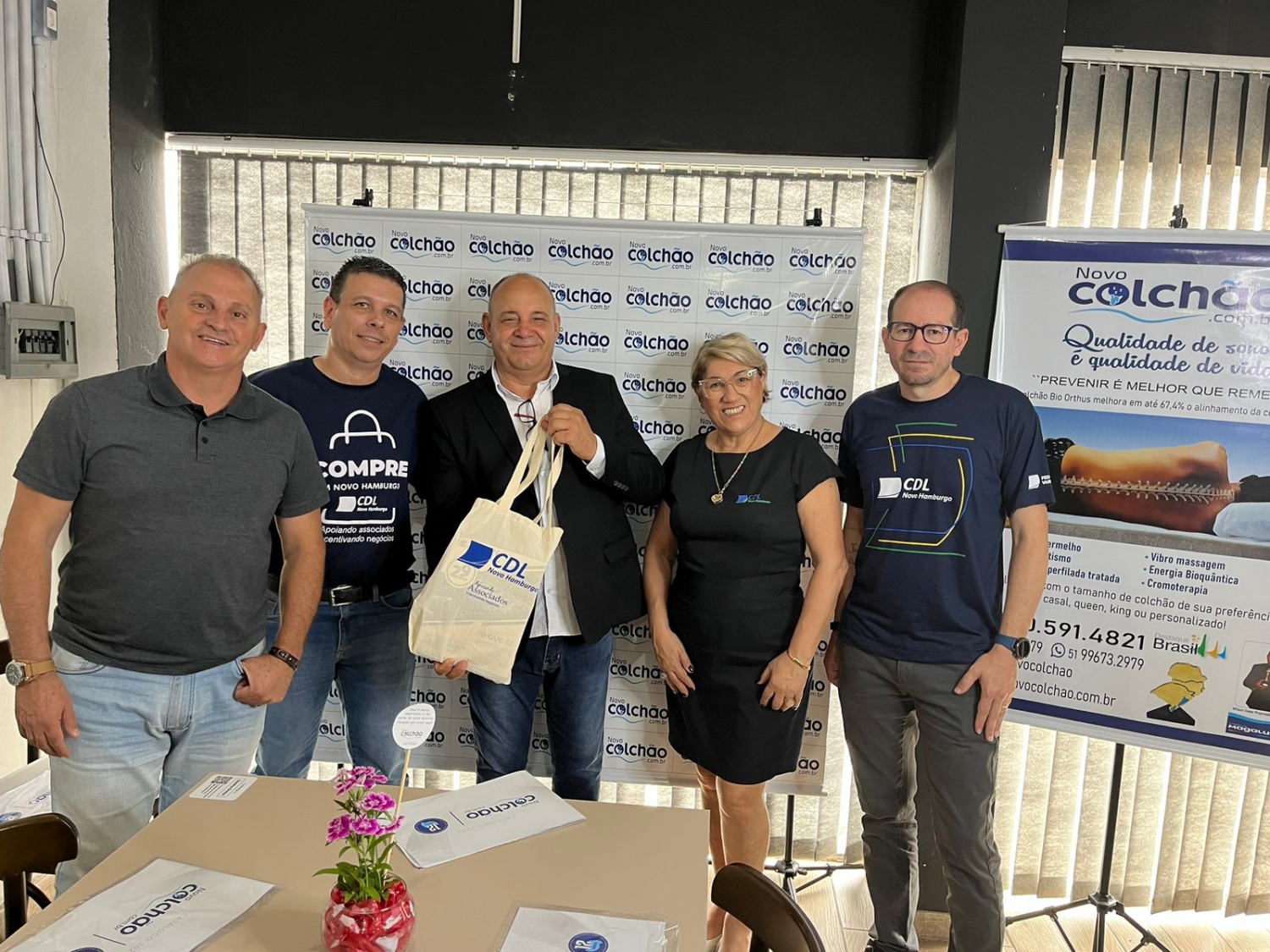 Diretoria da CDL-NH participa de palestra em empresa associada