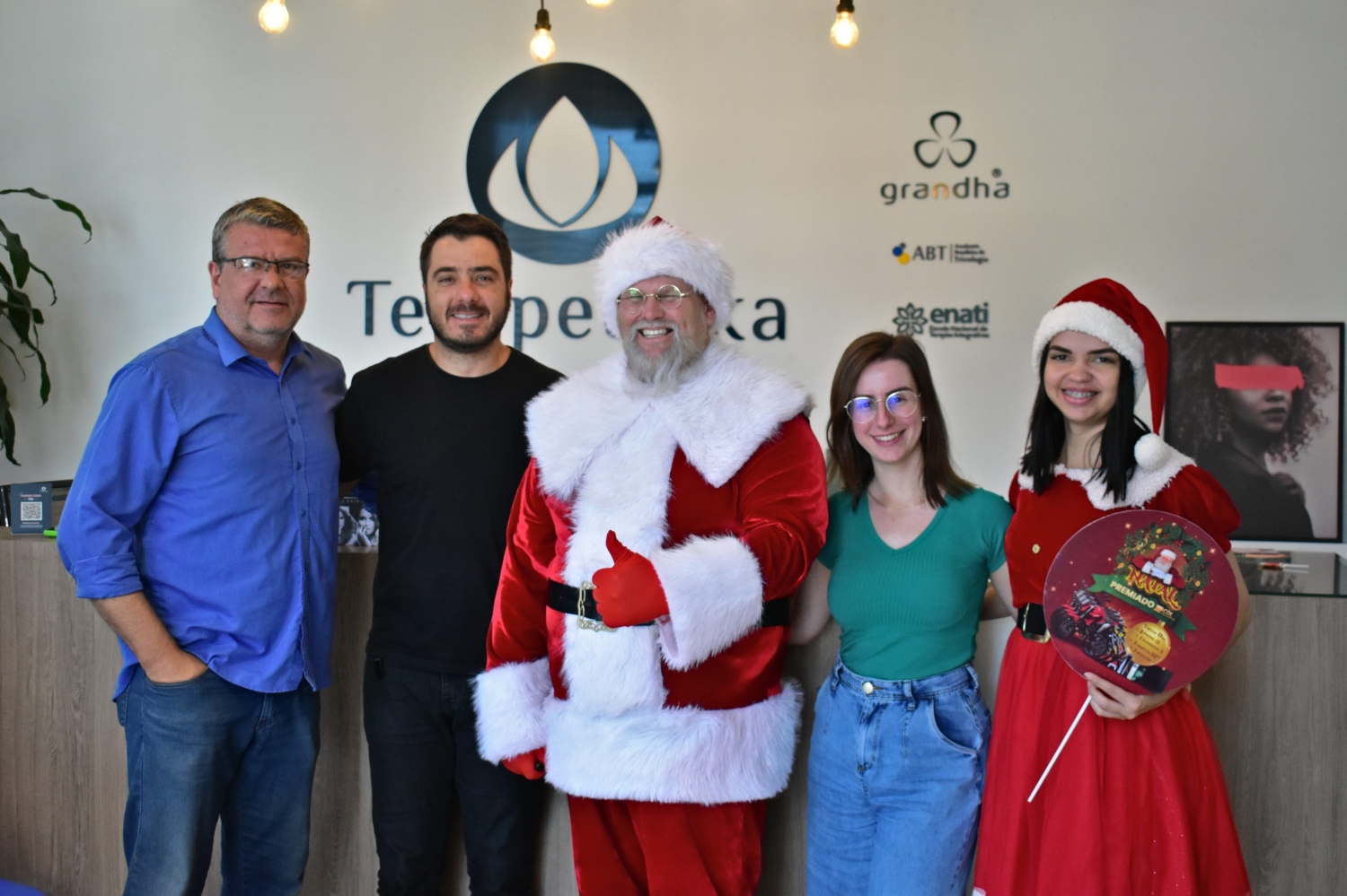 Casal Noel visita lojas participantes da campanha Natal Premiado 2023