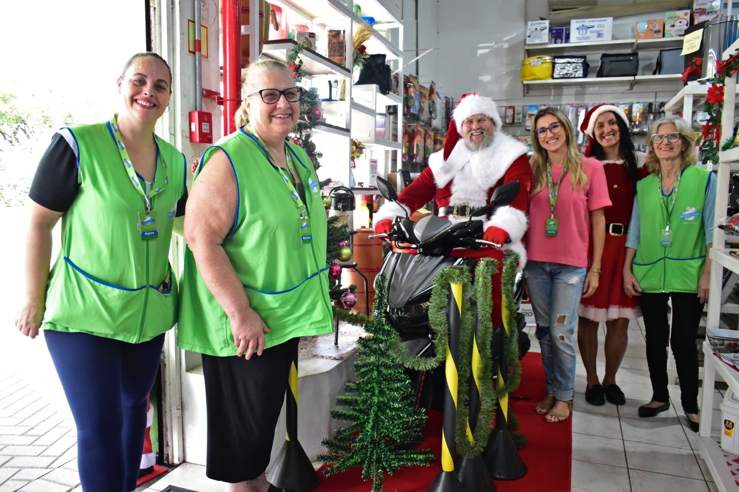 Casal Noel da CDL-NH visita lojas participantes da campanha Natal Premiado 2023