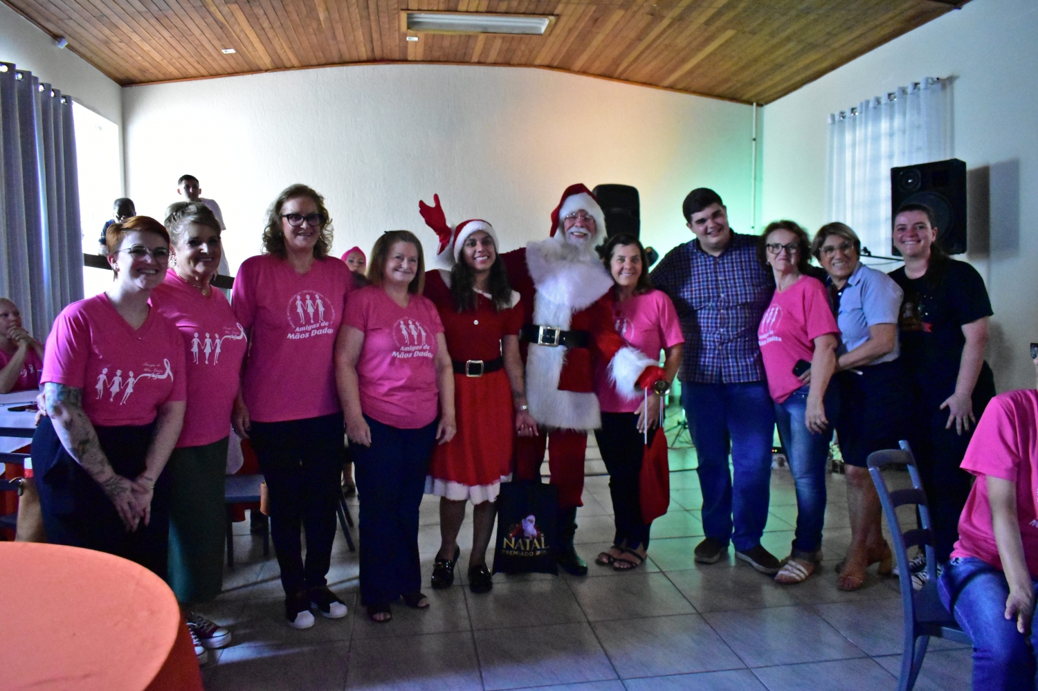 Grupo Amigas de Mãos Dadas recebe visita do Casal Noel da CDL-NH
