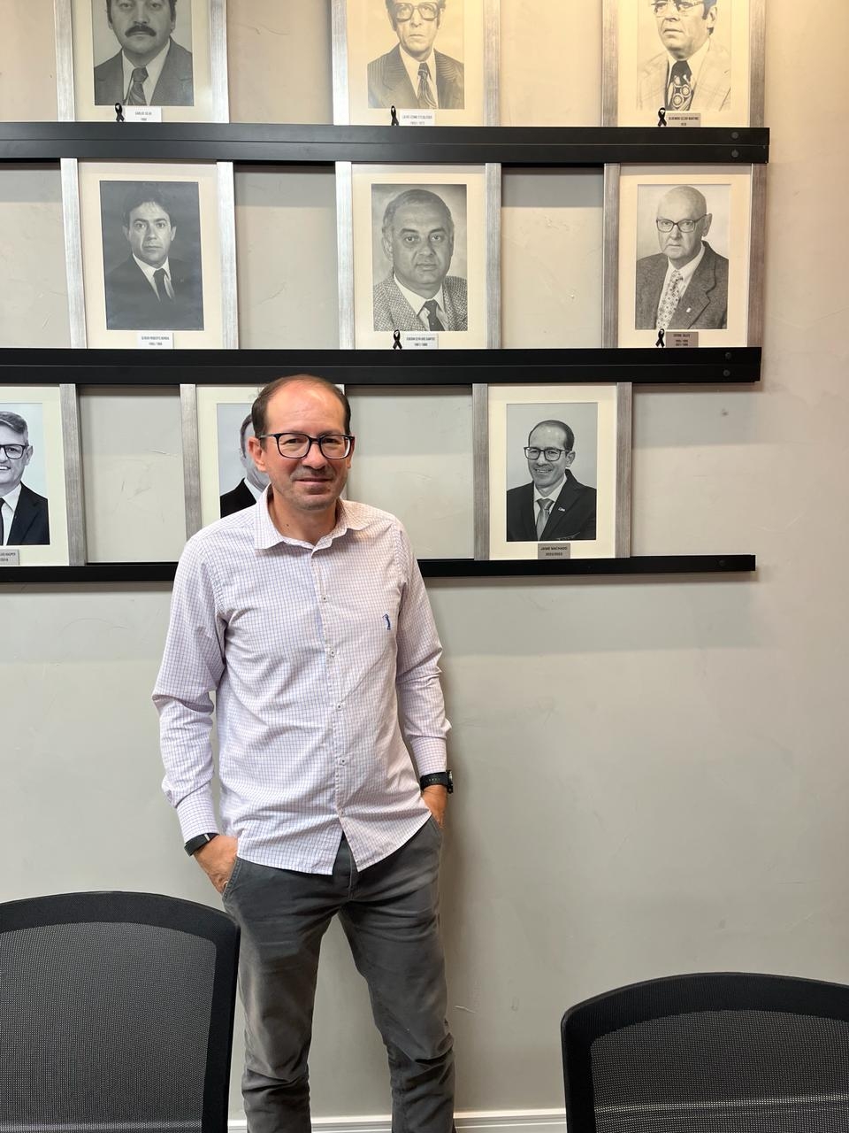 Foto de Jaime Machado é fixada na galeria de ex-presidentes da CDL-NH
