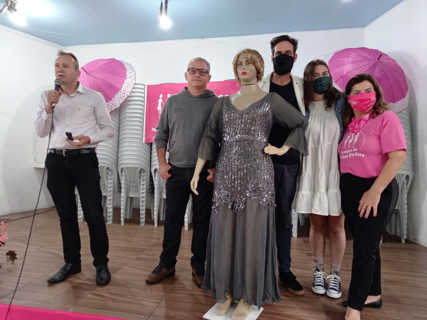 CDL-NH oficializou a entrega do vestido de Hebe Camargo para às Amigas do Grupo Mãos Dadas